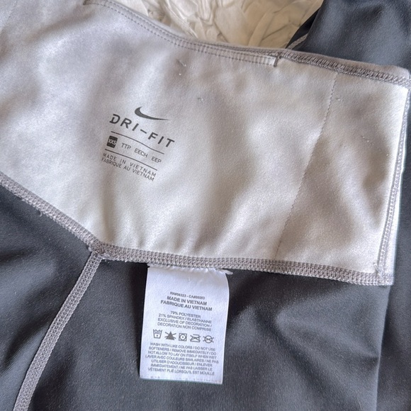 Nike Training Icon Clash One Sculpt cropped tie dye leggings in grey - Picture 6 of 8